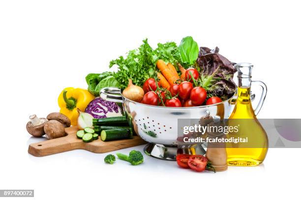 在白色背景下準備沙拉的健康新鮮蔬菜 - colander 個照片及圖片檔