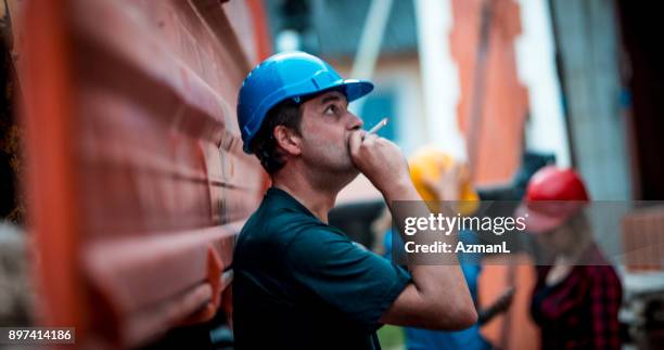 eine pause auf der baustelle - pause machen stock-fotos und bilder