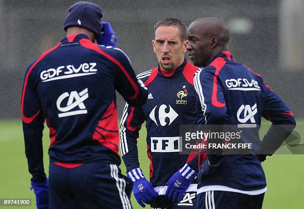 French midfielder Franck Ribery speaks with teammate Nicolas Anelka and Lassana Diarra during a training session, on August 11, 2008 at the...