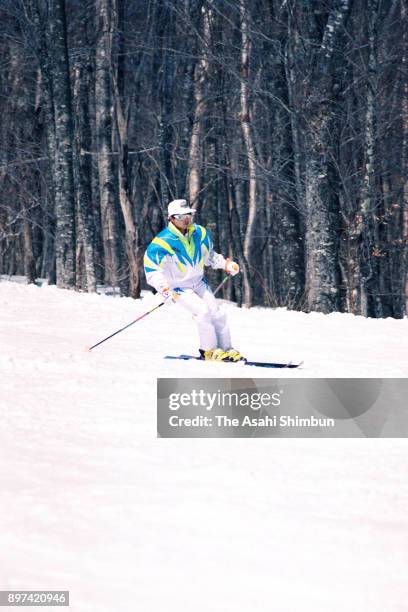 Crown Prince Naruhito skis at Shizukuishi Ski Area on March 29, 1992 in Shizukuishi, Iwate, Japan.