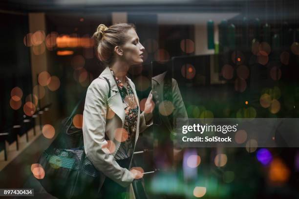 junge frau mit blick auf balkon - melbourne architecture stock-fotos und bilder