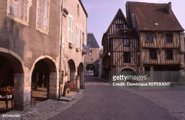 Place de l'hotel de ville et porte d'Avallon de la cite medievale de Noyers sur Serein, dans l'Yonne, France.