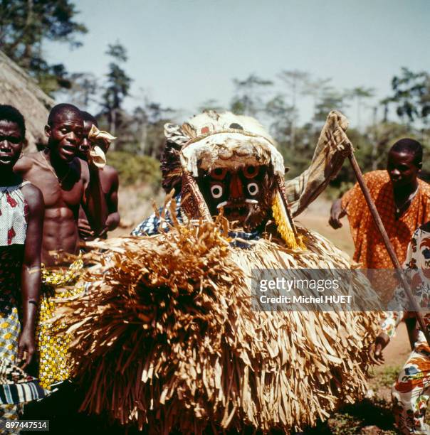 Masque de sagesse Gbona Gla, pour apaiser les tensions et les maladies, chez les Guere en Cote d'Ivoire, circa 1950.