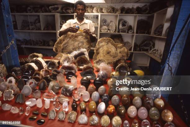 Vente d'agates et d'oeufs sculptes dans des mineraux sur le marche artisanal a Antananarivo, Madagascar.