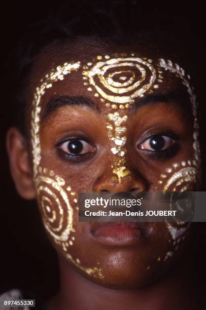 Jeune fille portant des peintures pour une danse traditionnelle, sur l'ile de Nosy Be, Madagascar.