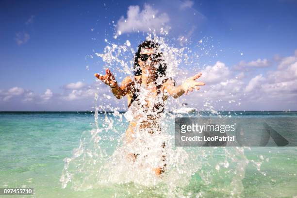donna sulla spiaggia - vacanza incredibile in inverno nel mar dei caraibi - isole cayman - grand cayman islands foto e immagini stock