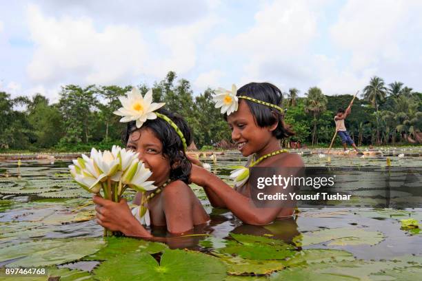 Children making ornaments with water lily at the swamp.