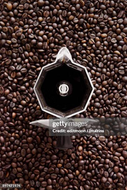 moka pot on coffee beans - moka pot stockfoto's en -beelden