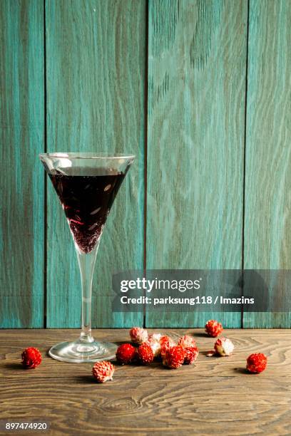 cherry tomatoes and a glass of wine - globe ameranth stockfoto's en -beelden