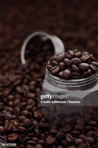 coffee beans in moka pot - moka pot stockfoto's en -beelden