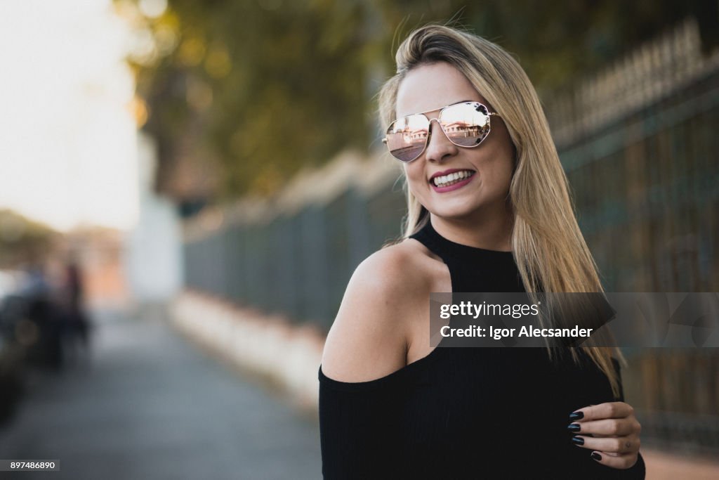 Óculos de sol jovem