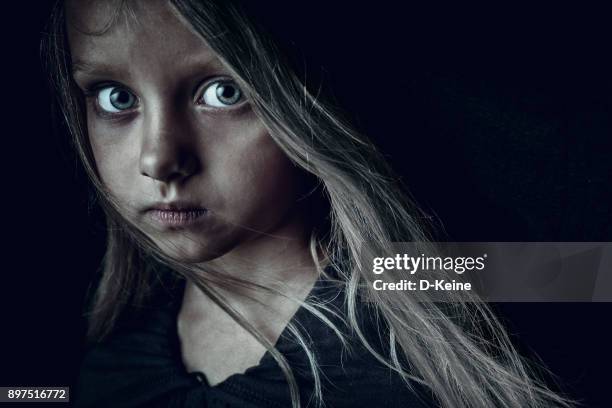 傷心的女孩 - starving children 個照片及圖片檔