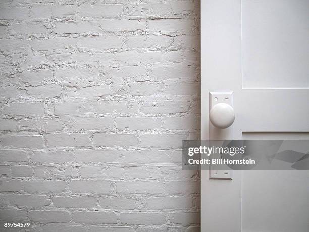 white room - doorknob stock-fotos und bilder