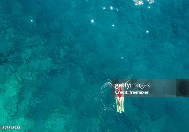 relajante en el mar - flotar sobre agua fotografías e imágenes de stock