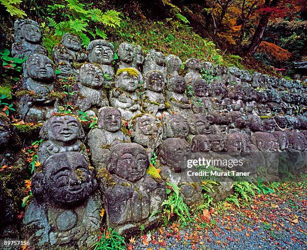 row of ancient statues - japanese statue imagens e fotografias de stock