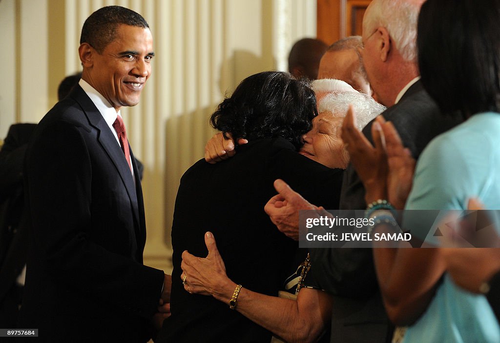 US President Barack Obama (L) looks on a