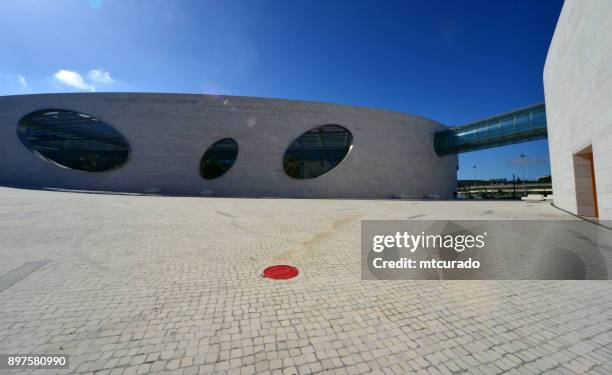 champalimaud clinical center, onderzoek ziekenhuis, lissabon, portugal - champalimaud stichting - portugees straatmozaïek stockfoto's en -beelden