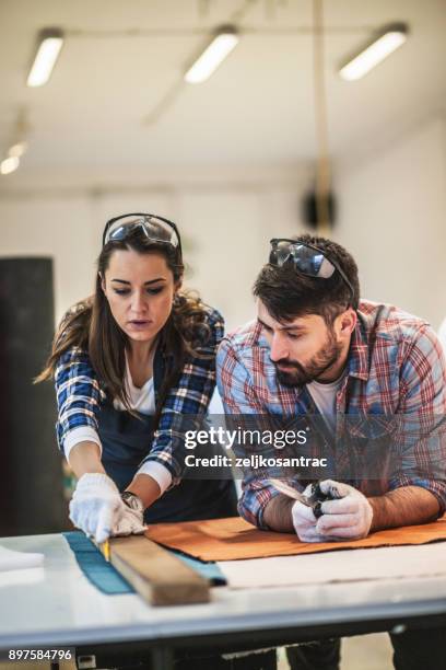 kleinunternehmen eigentümer arbeiten - ausbildung und tischler stock-fotos und bilder