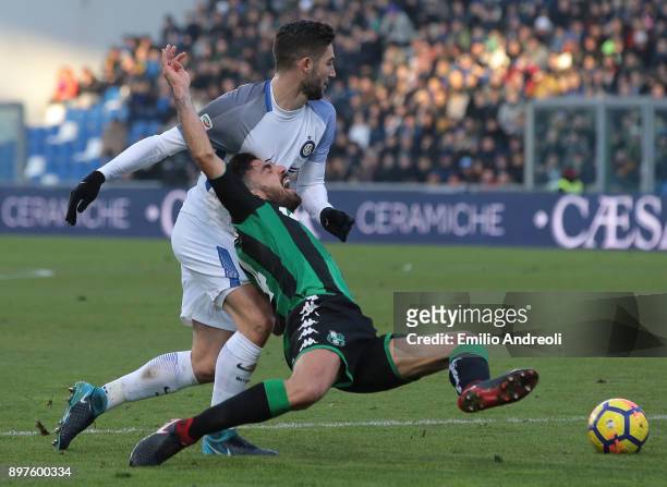 Francesco Magnanelli of US Sassuolo Calcio competes for the ball with Roberto Gagliardini of FC Internazionale Milano during the serie A match...