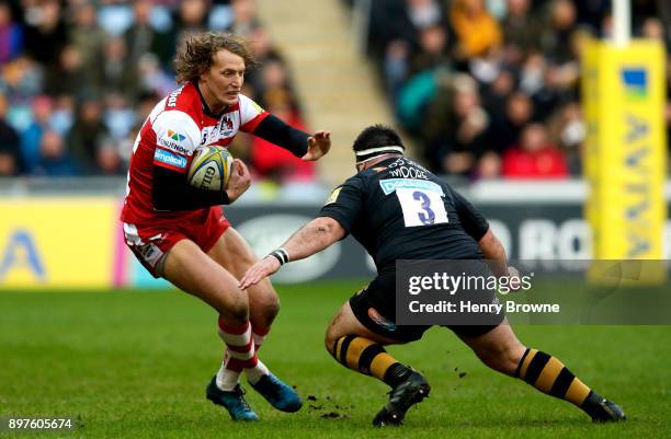 Billy Twelvetrees of Gloucester and Marty Moore of Wasps during the Aviva Premiership match between Wasps and Gloucester Rugby at The Ricoh Arena on...