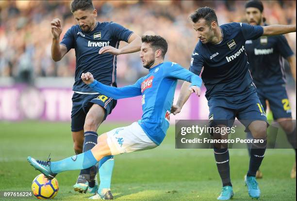 Player of SSC Napoli Dries Mertens vies with UC Sampdoria players Gaston Ramirez and Gianmarco Ferrari during the Serie A match between SSC Napoli...