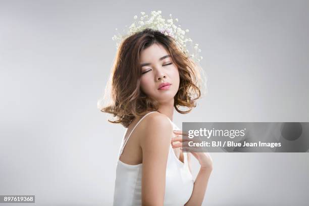 portrait of beautiful young woman - spaghettiträger stock-fotos und bilder