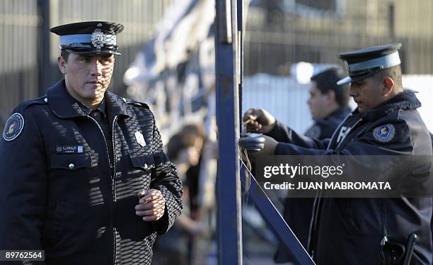 Policemen set up an iron fence around the US Embassy in Buenos Aires on August 12, 2009 before the start of a demonstration against the US...