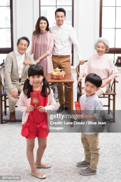 happy family celebrating chinese new year - 30 year old portrait in house stockfoto's en -beelden
