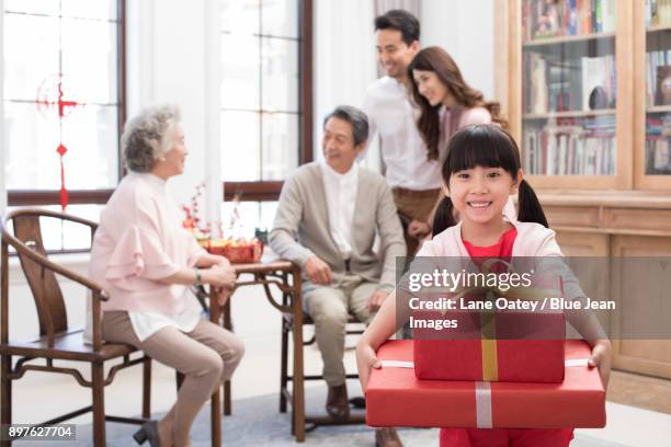 family visiting with gifts during chinese new year - 30 year old portrait in house stock-fotos und bilder