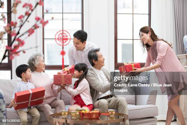 family visiting with gifts during chinese new year - bainian stock pictures, royalty-free photos & images