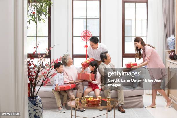 family visiting with gifts during chinese new year - bainian stock pictures, royalty-free photos & images