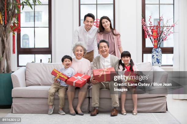 family visiting with gifts during chinese new year - 30 year old portrait in house stock-fotos und bilder