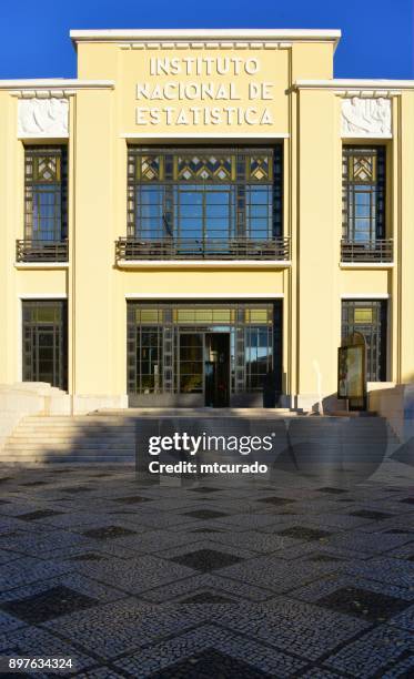 lissabon - regering gebouw van het instituto nacional de estatística (ine), de nationale statistische instituut van portugal - portugees straatmozaïek stockfoto's en -beelden