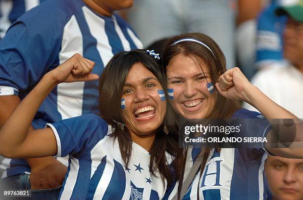 Honduran fans cheer prior to the Honduras vs Costa Rica Fifa WC2010 qualifier in San Pedro Sula, Honduras August 12, 2009. AFP PHOTO Orlando SIERRA.