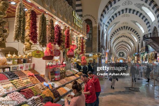 spice bazaar(egyptian bazaar) in istanbul,turkey - plaza eminonu fotografías e imágenes de stock