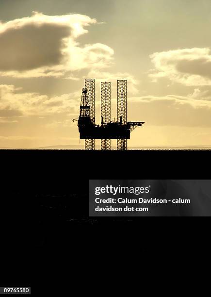 black and gold - plataforma para la exploración de petróleo fotografías e imágenes de stock
