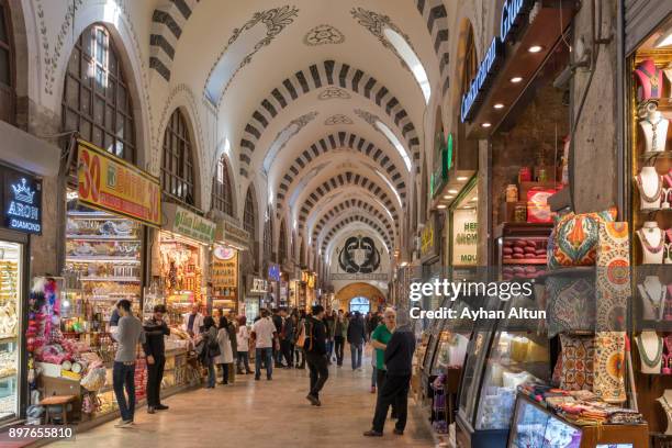 spice bazaar(egyptian bazaar) in istanbul,turkey - plaza eminonu fotografías e imágenes de stock