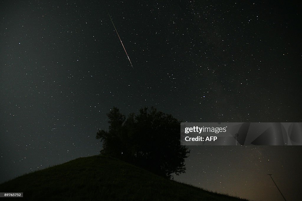 A meteor enters the earth's atmosphere d