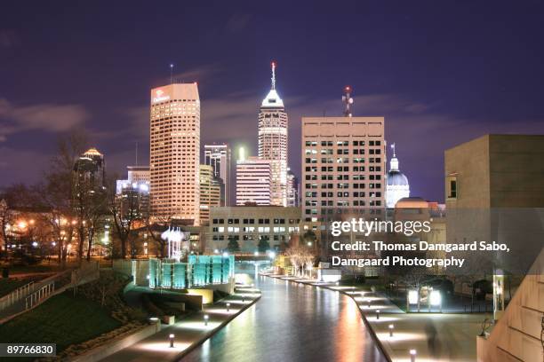 indianapolis, indiana skyline at night - indianapolis skyline stockfoto's en -beelden