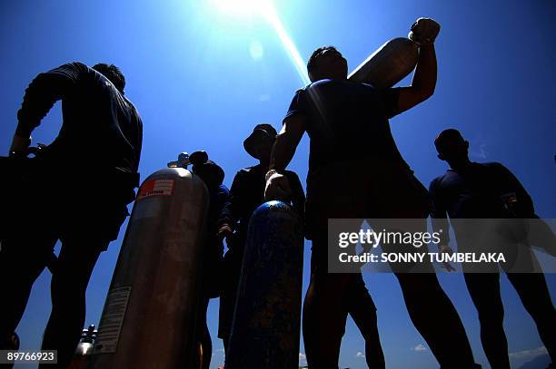 Group of Indonesian Marines prepare to conduct a diving exercise in the waters off Manado, in north Sulawesi on August 13, 2009 as part of a mass...