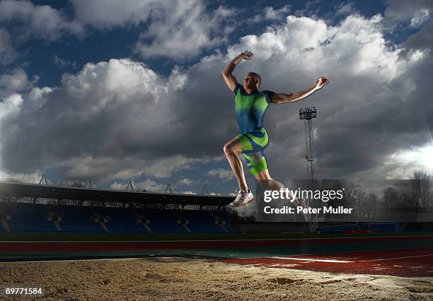 athlete doing long jump - verspringen stockfoto's en -beelden