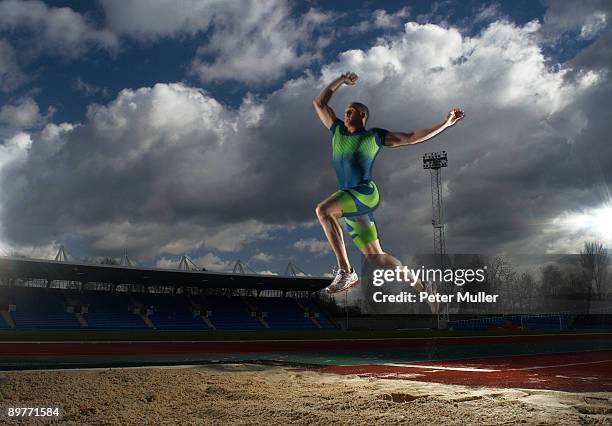 athlete doing long jump - mens long jump - fotografias e filmes do acervo