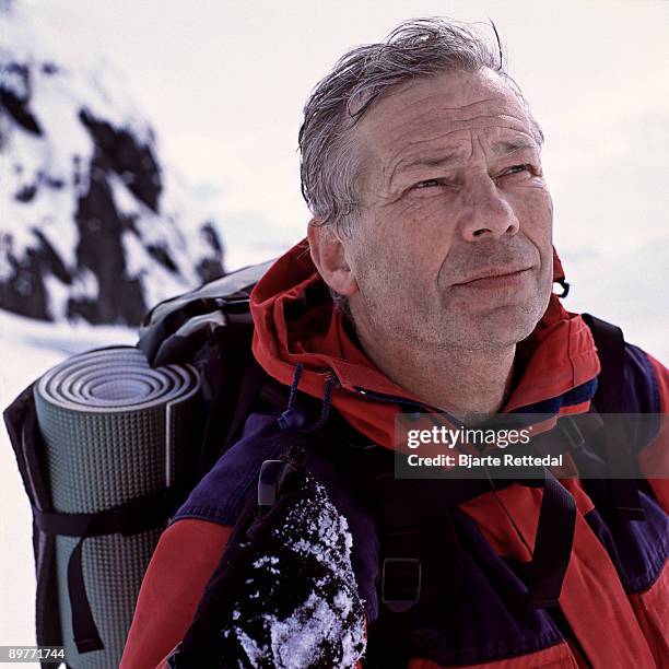 man hiking in winter - bjarte rettedal stock pictures, royalty-free photos & images