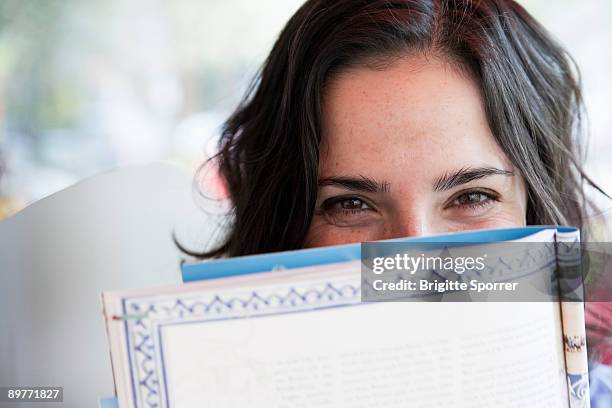 woman reading magazine - magazijn stock-fotos und bilder