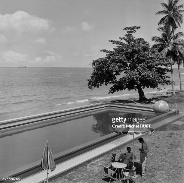 Piscine sur une plage de l'estuaire du Gabon a Libreville, circa 1950.