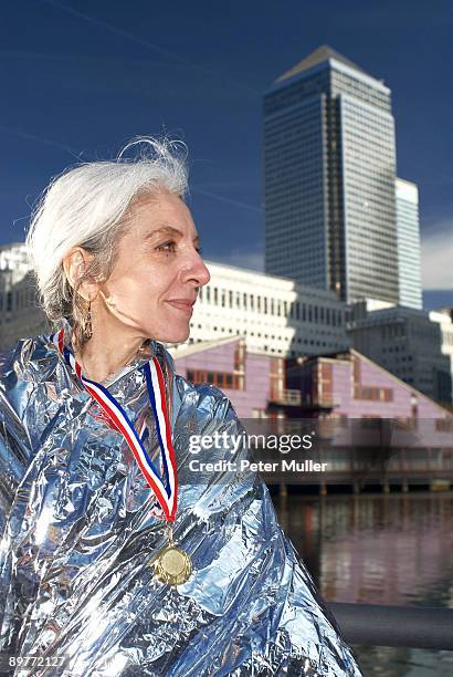 mature lady with medal - médaillé photos et images de collection