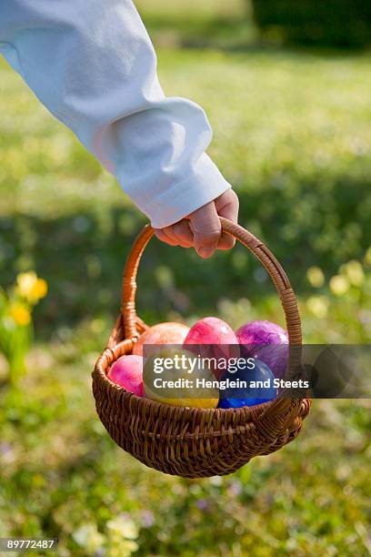 boy holding easter basket, painted eggs - easter basket - fotografias e filmes do acervo