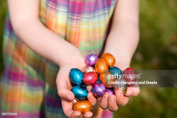 girl holding easter eggs - ovo de páscoa imagens e fotografias de stock