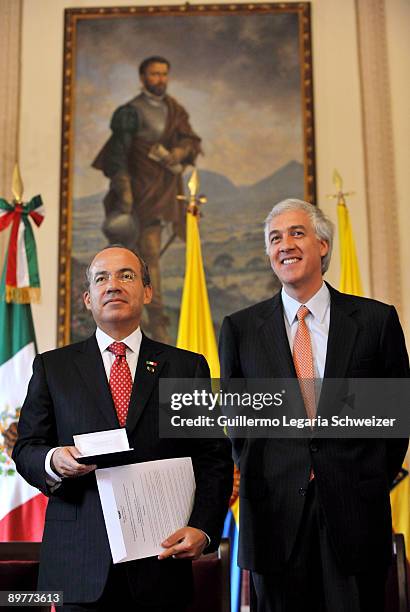 Mexico's President Felipe Calderon is awarded a 'Key to The City of Bogota' by Mayor Samuel Moreno during a ceremony held at the Lievano Palace on...