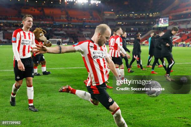 Jorrit Hendrix of PSV Celebrate after the match during the Dutch Eredivisie match between PSV v Vitesse at the Philips Stadium on December 23, 2017...